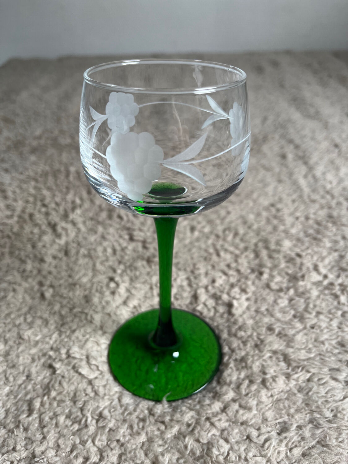 Set of 5 wine glasses with chiseled decoration