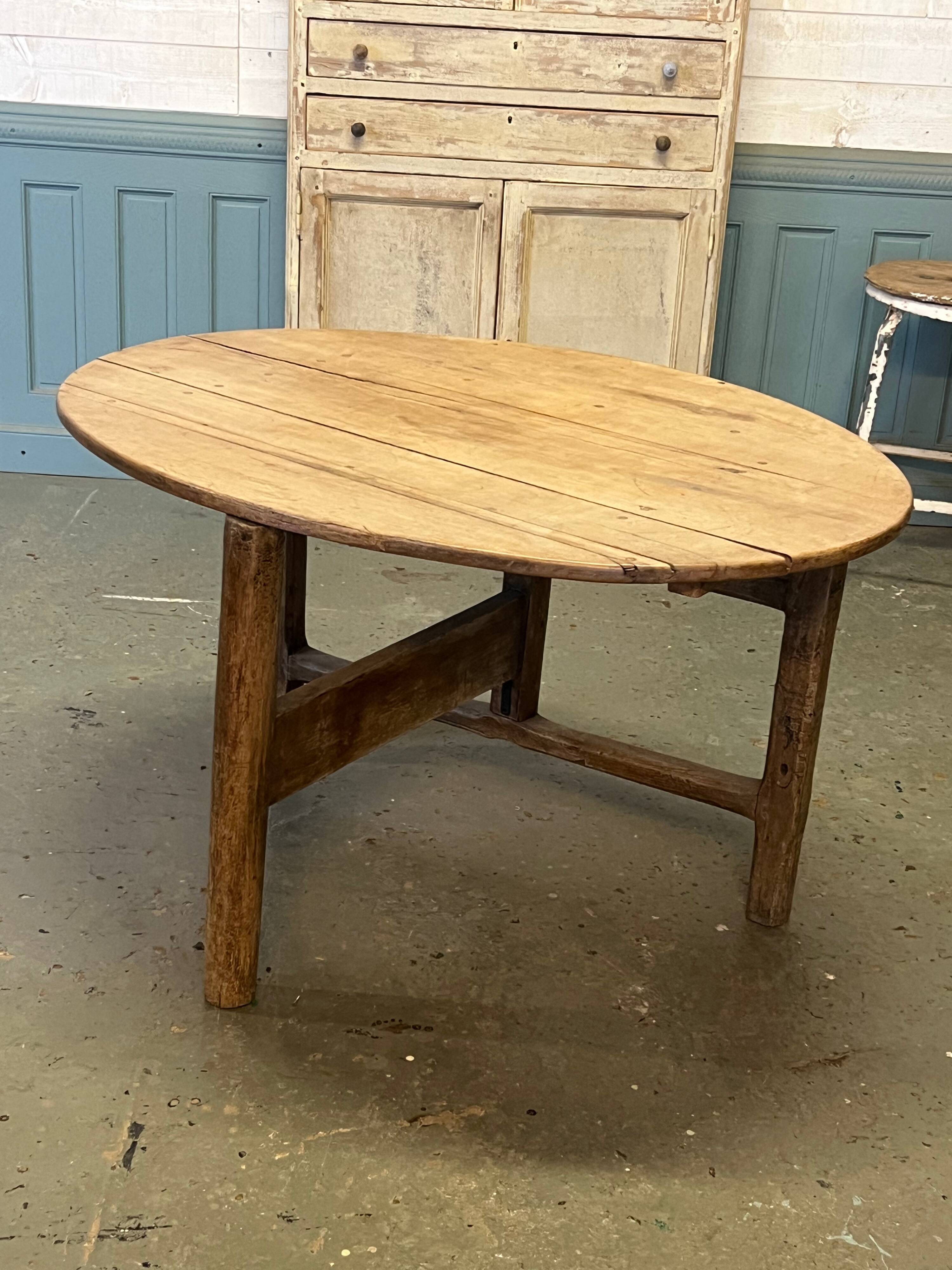 Table XVIIIème en noyer