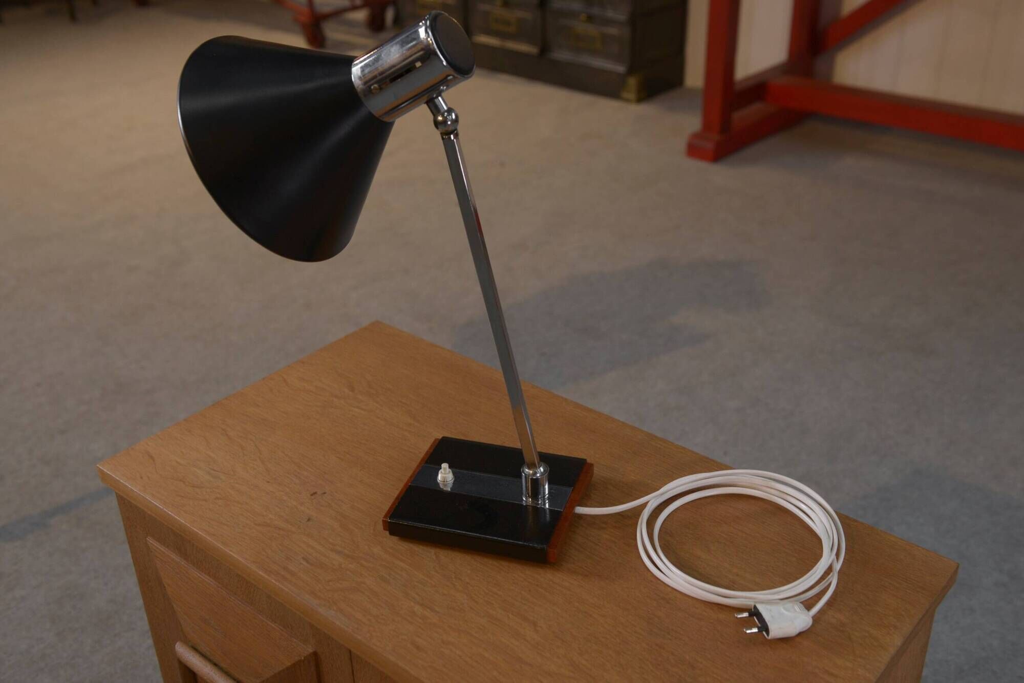 Lampe de bureau laquée noir et métal chromé design italien vers 1970's