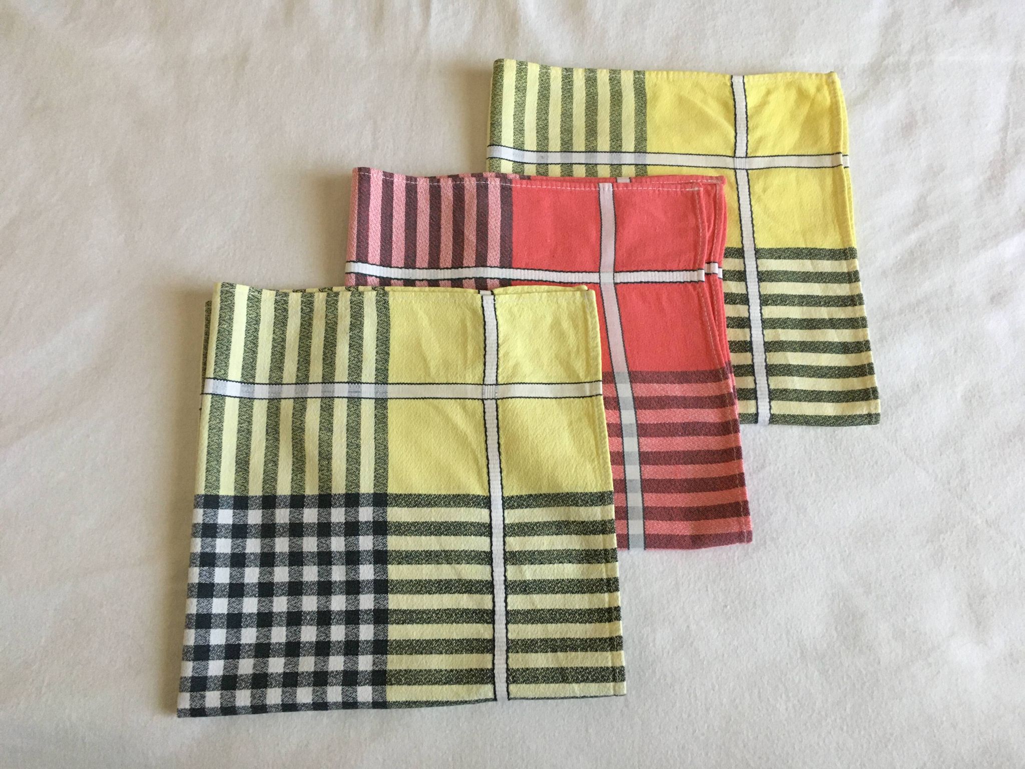 3 red/yellow bistro napkins 47 x 47