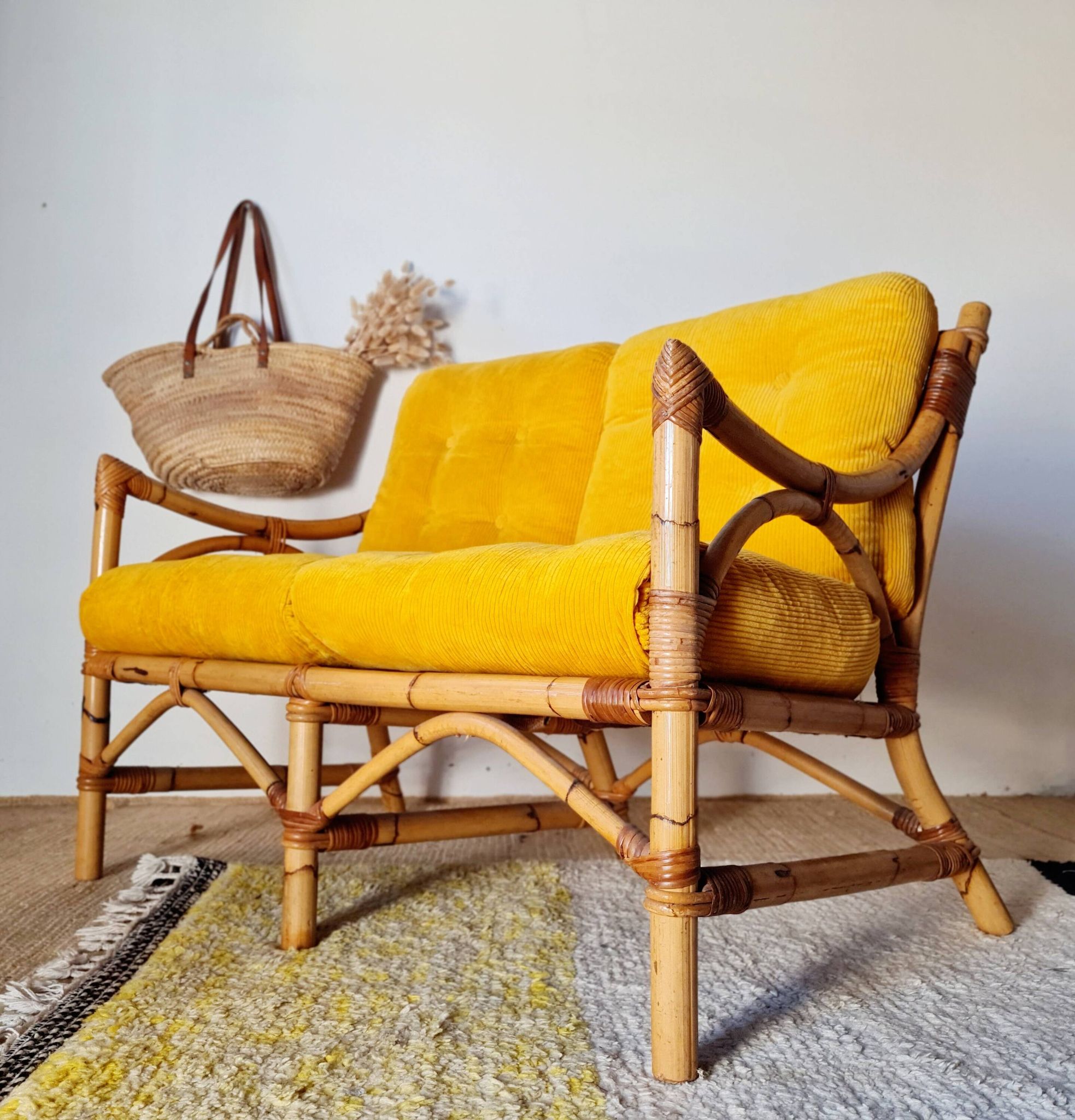 Banquette en rotin années 60 - velours jaune
