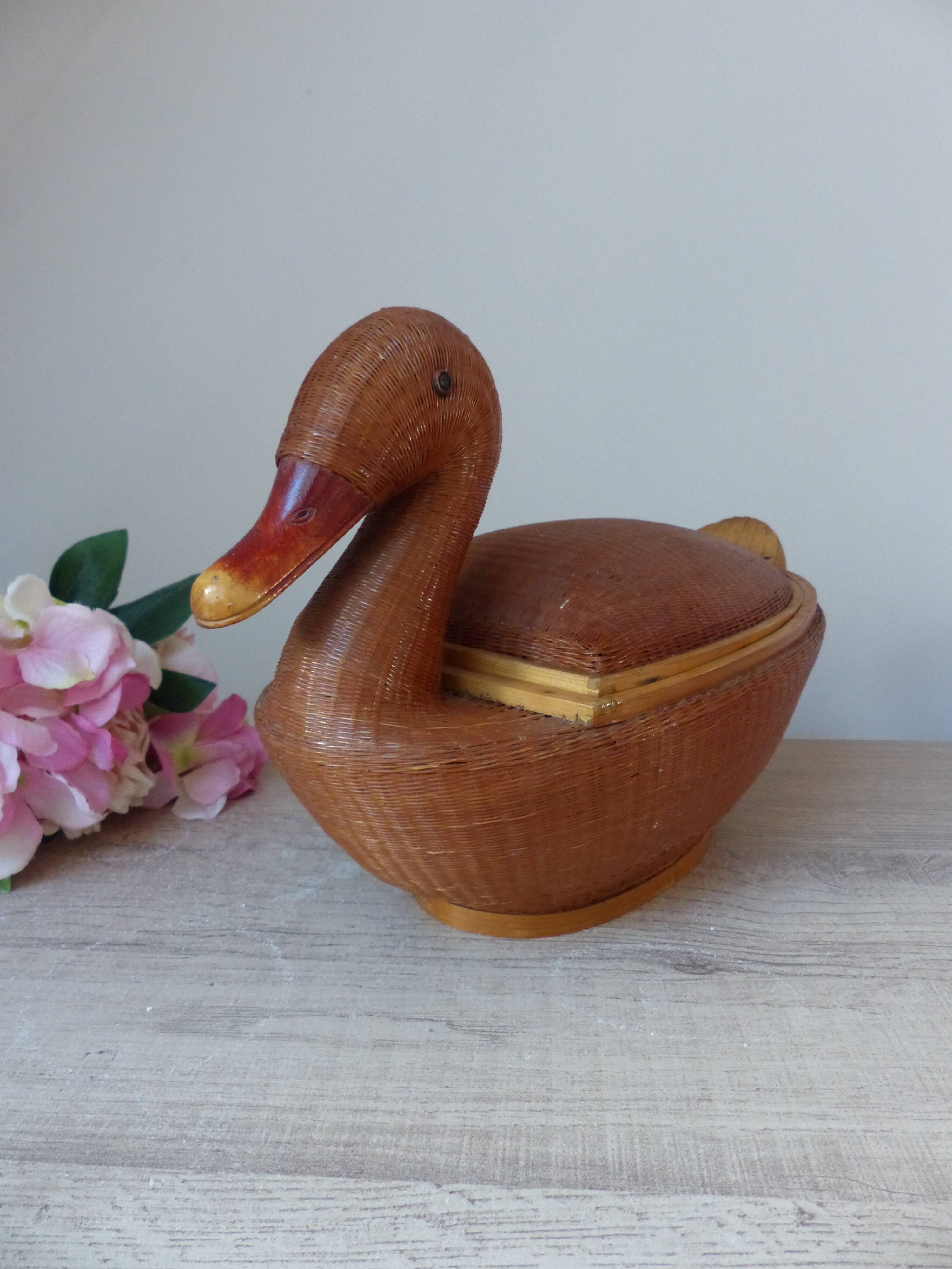Vintage Chinese wicker duck – woven basket from the 1970s with a lid.