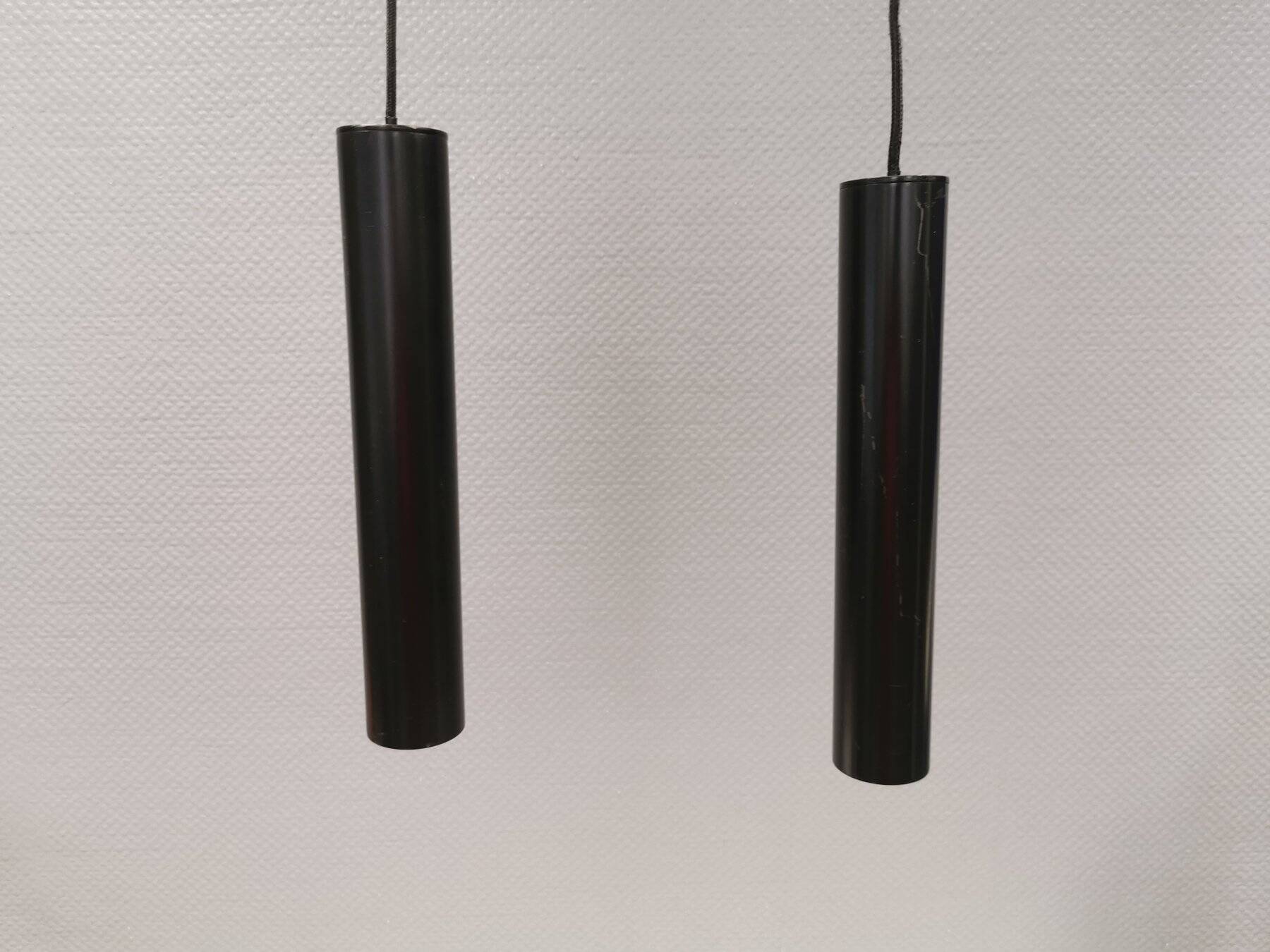 Deux suspensions de forme cylindrique en laque noire