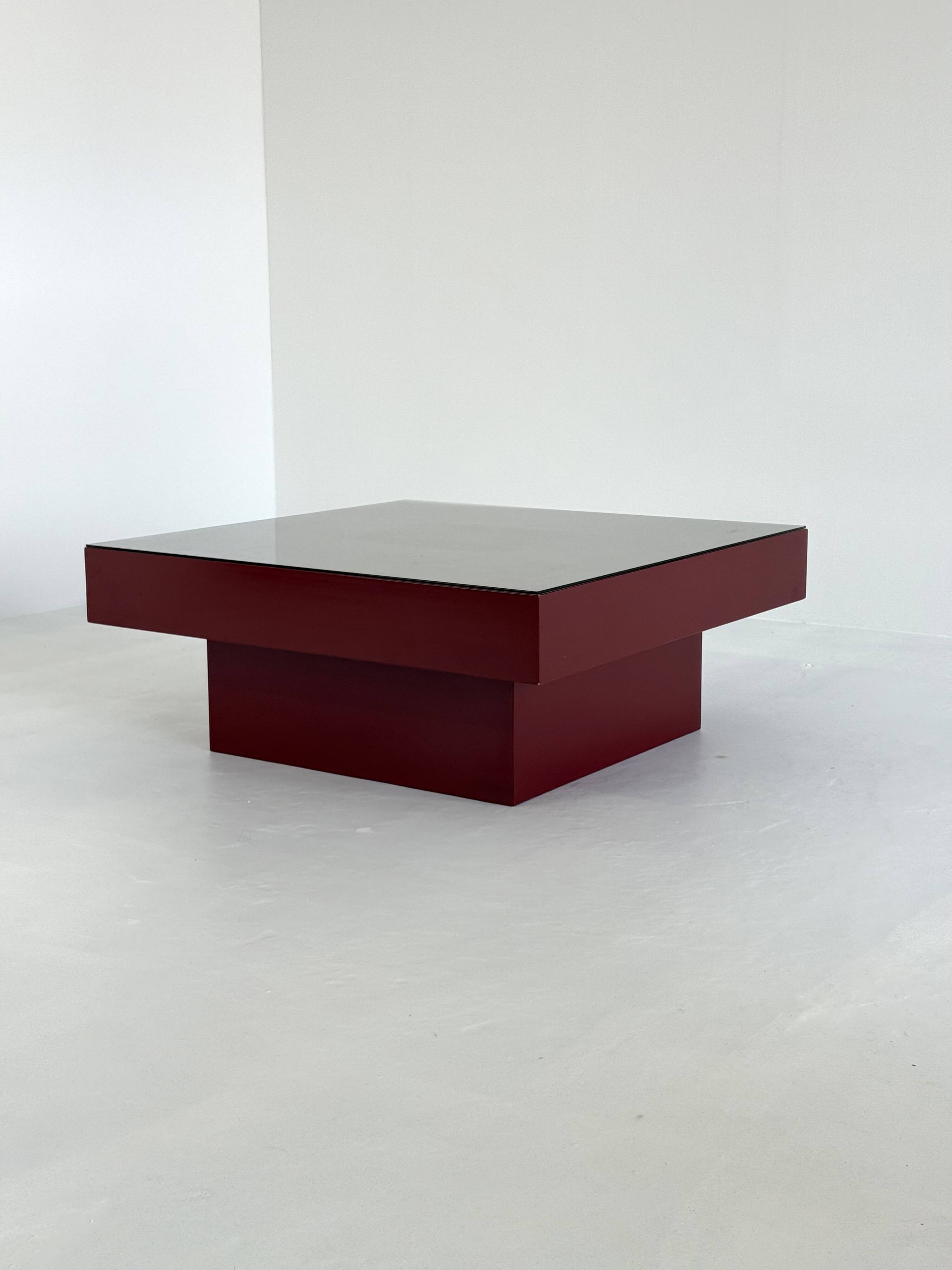 Table basse italienne rouge du milieu du siècle avec plateau en verre