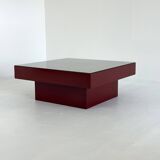 Table basse italienne rouge du milieu du siècle avec plateau en verre