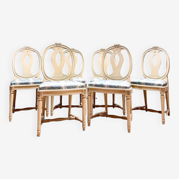 Suite de six chaises en bois laqué de style Louis XVI
