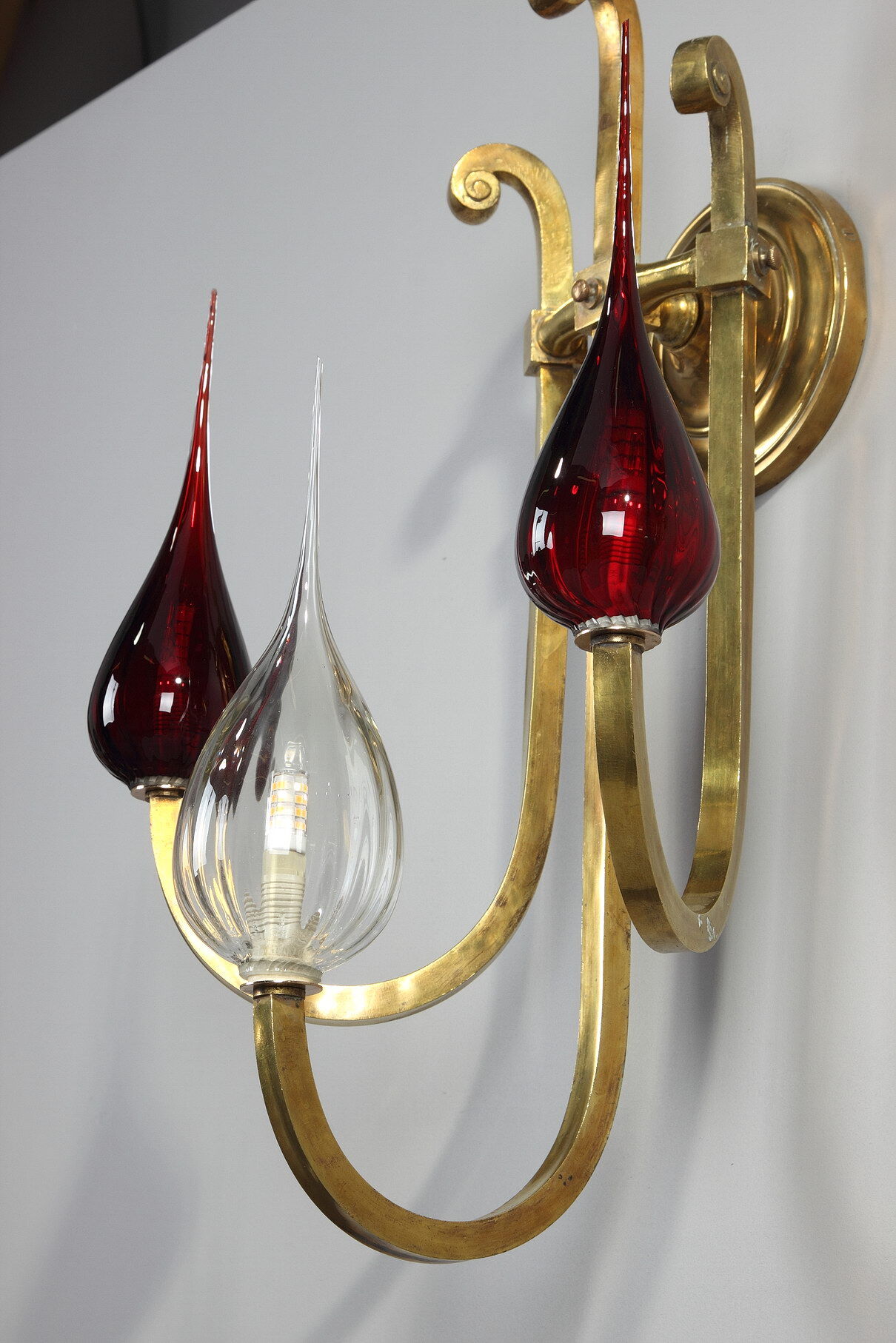 Golden brass wall lamp from the Art Deco period