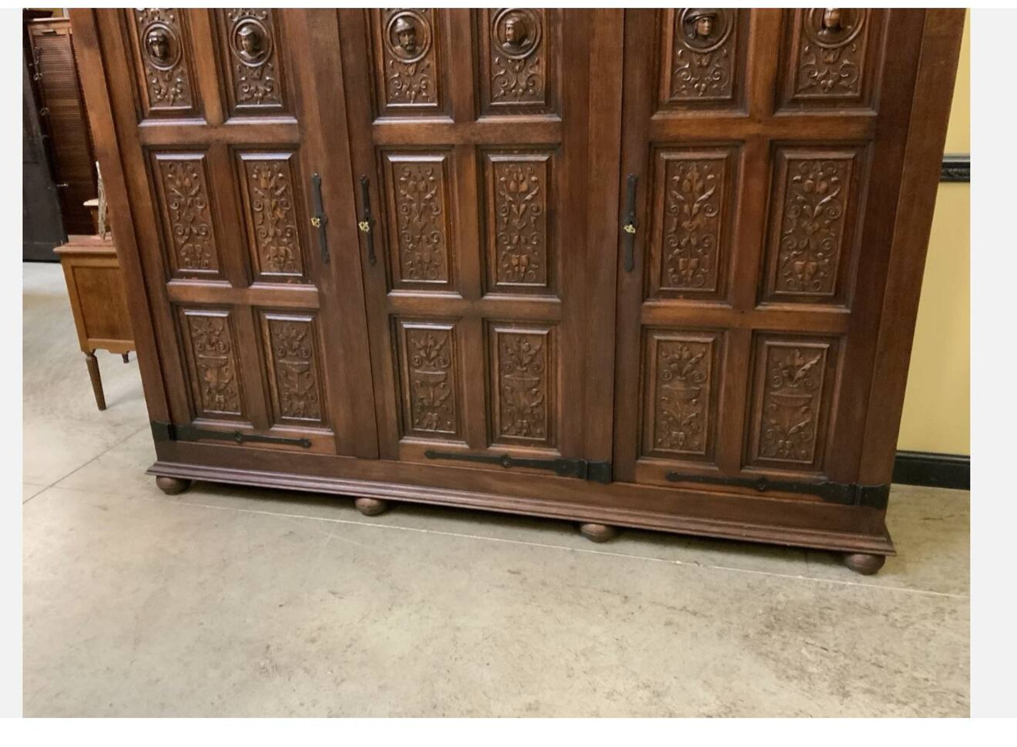 Armoire néogothique ancienne avec compartiment à linge