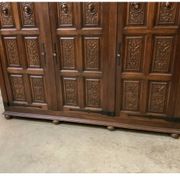 Armoire néogothique ancienne avec compartiment à linge