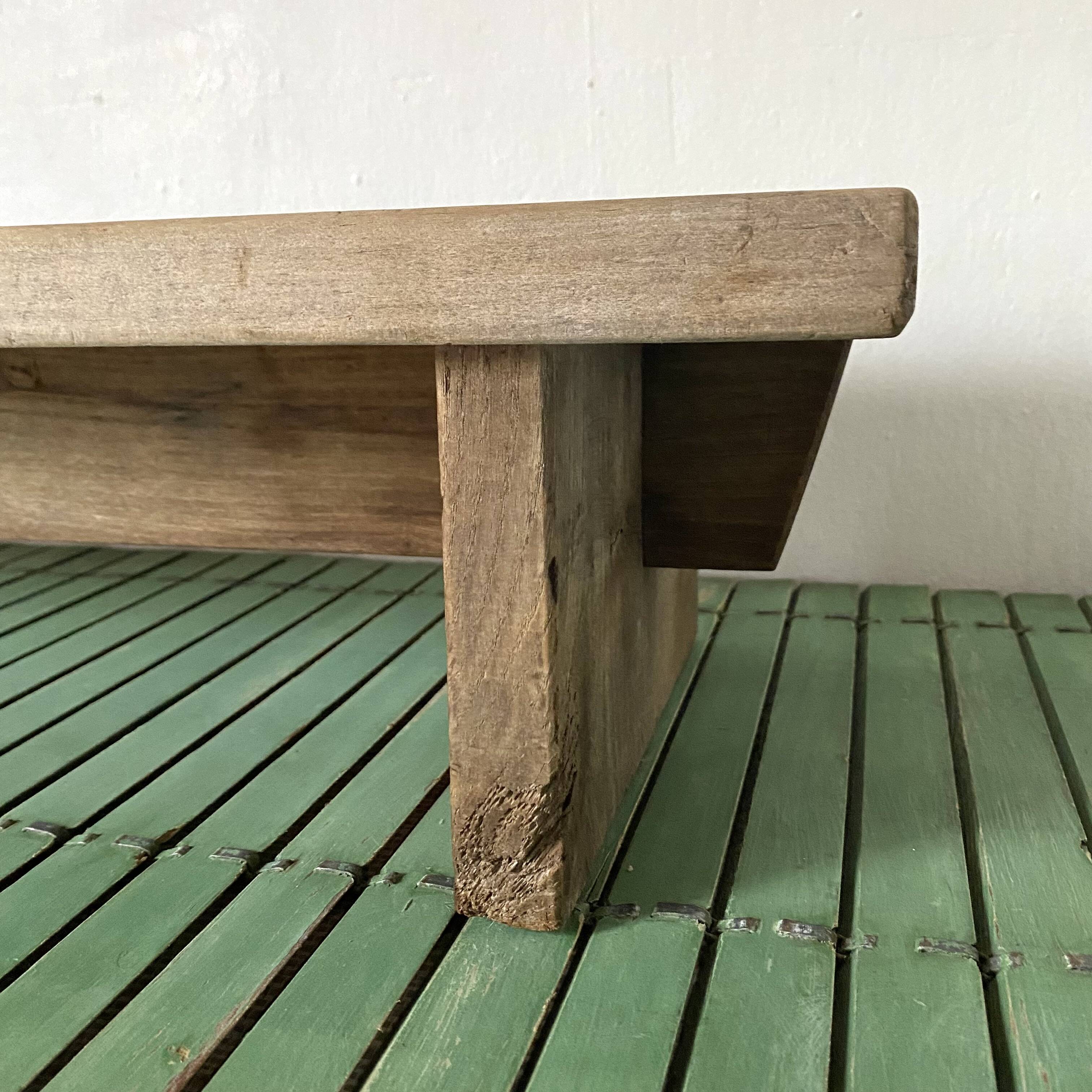 Tabouret bas long en bois