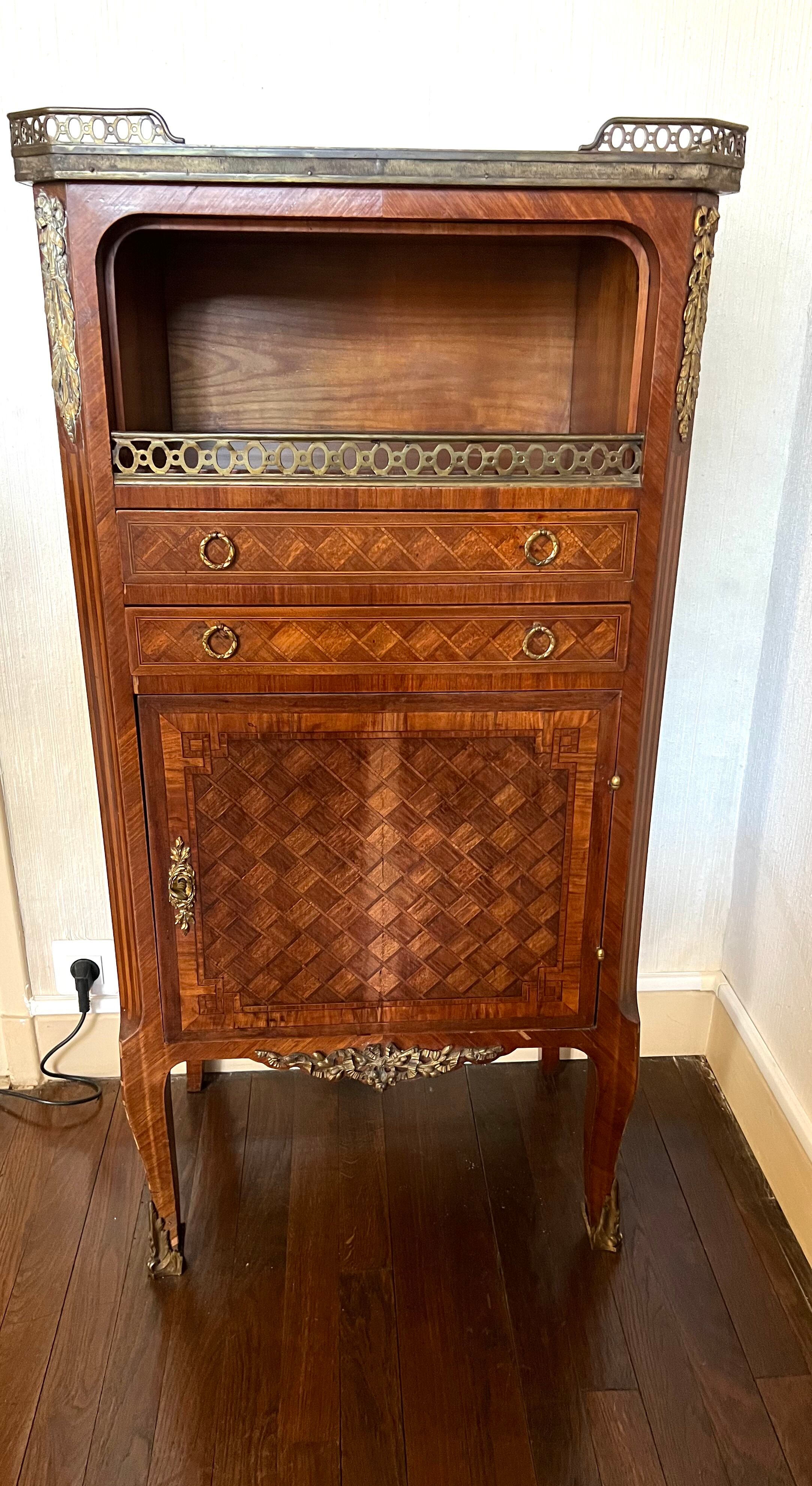 Chest of drawers in marquetry and bronze