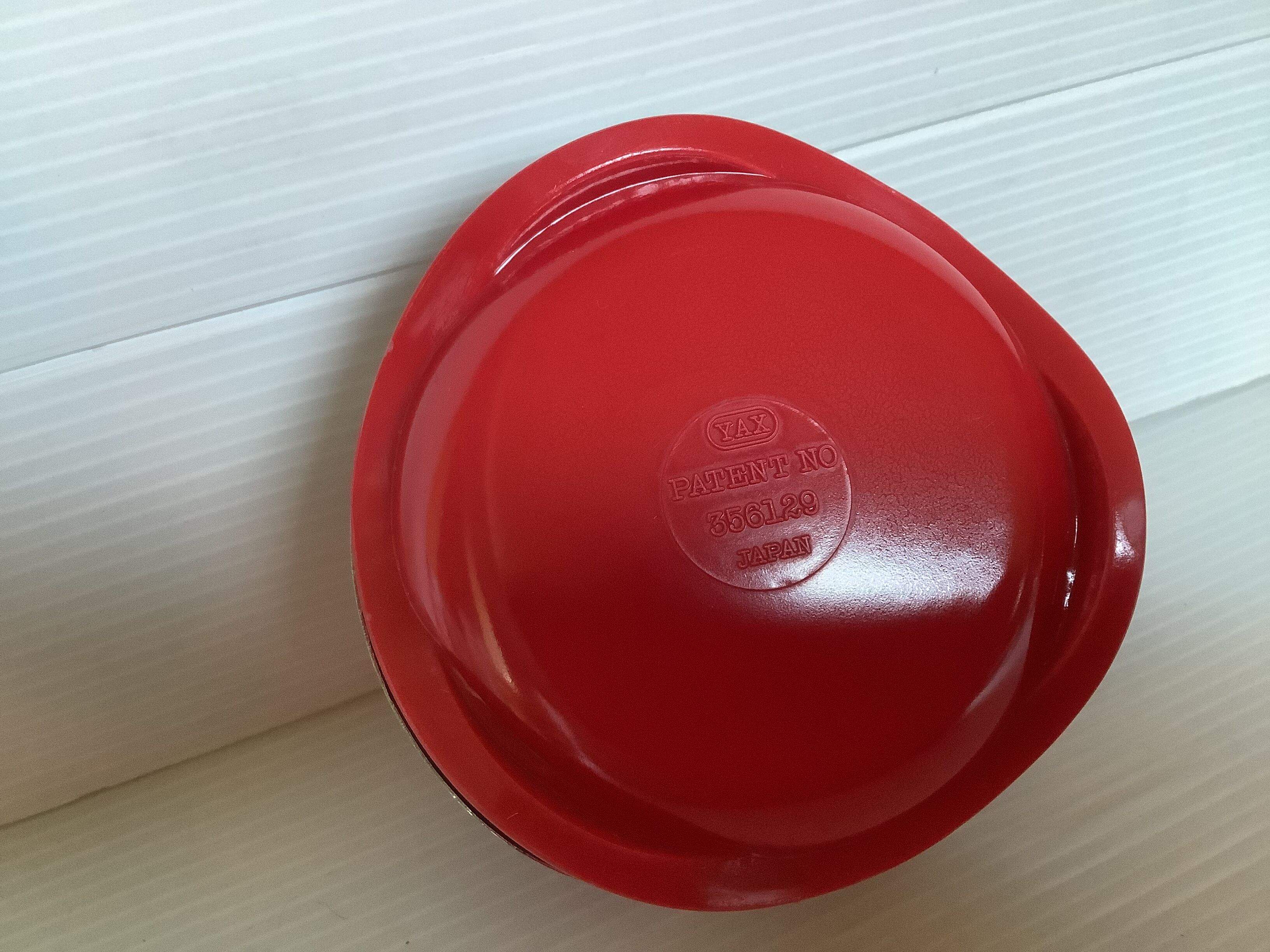 Pair of ashtrays Yax patent Japan