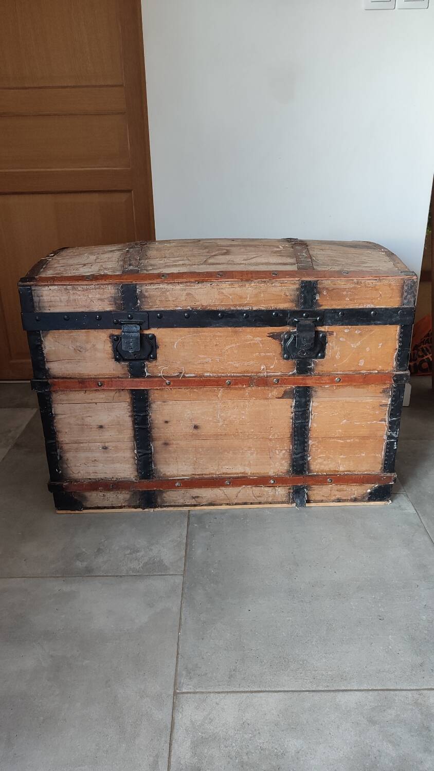 Grande malle en bois bombée