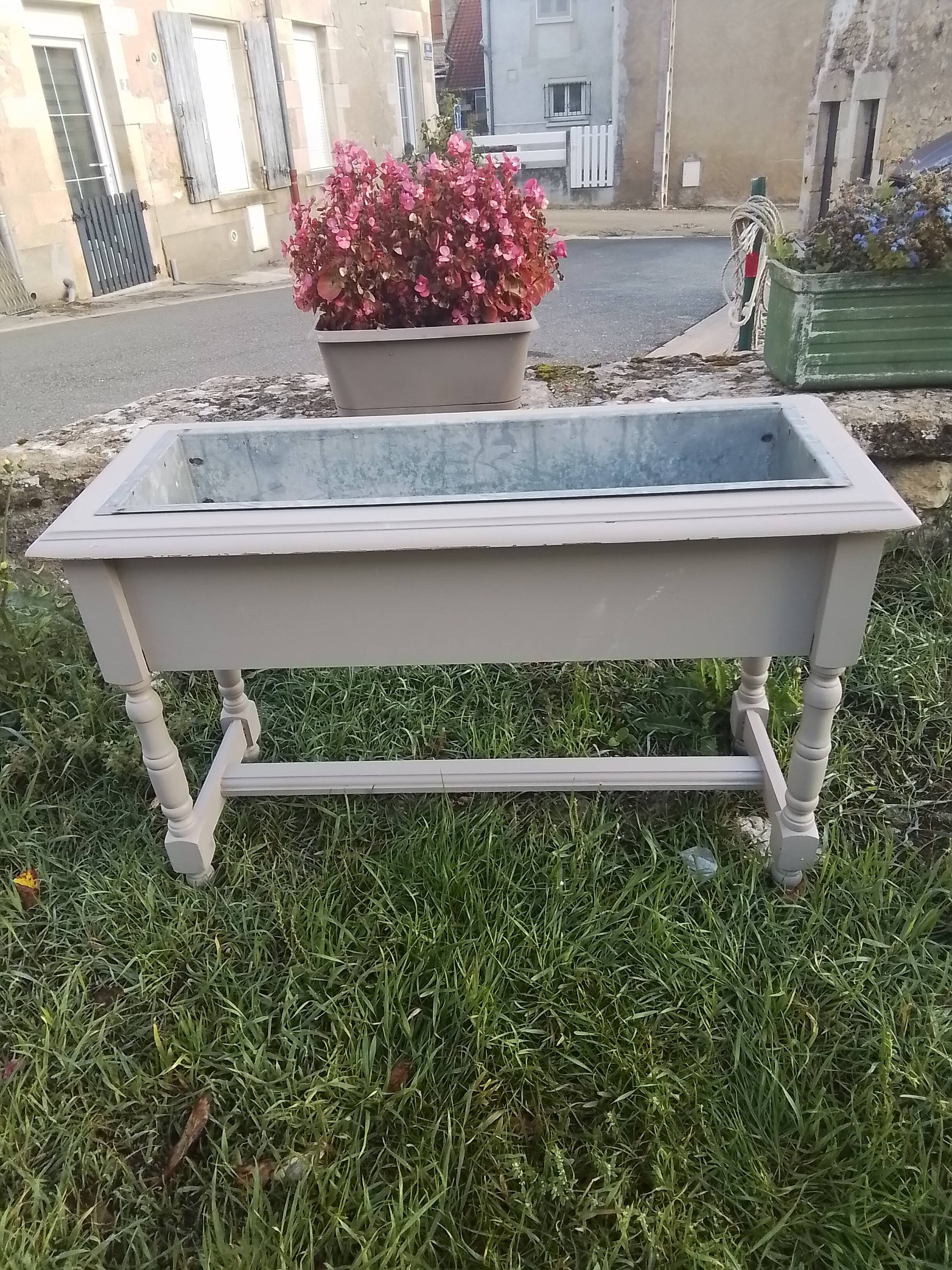 Removable galvanized interior gray wood planter