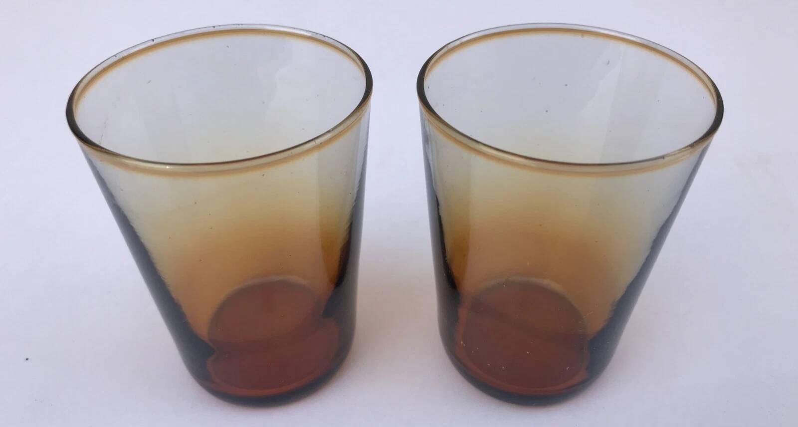 2 verres anciens  Verre ambre transparent