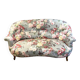 Canapé Napoléon III garni d’un tissu à motif de fleurs