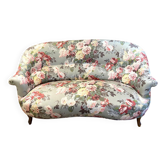 Canapé Napoléon III garni d’un tissu à motif de fleurs