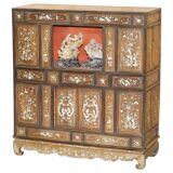 19th-century Chinese cabinet inlaid with mother-of-pearl