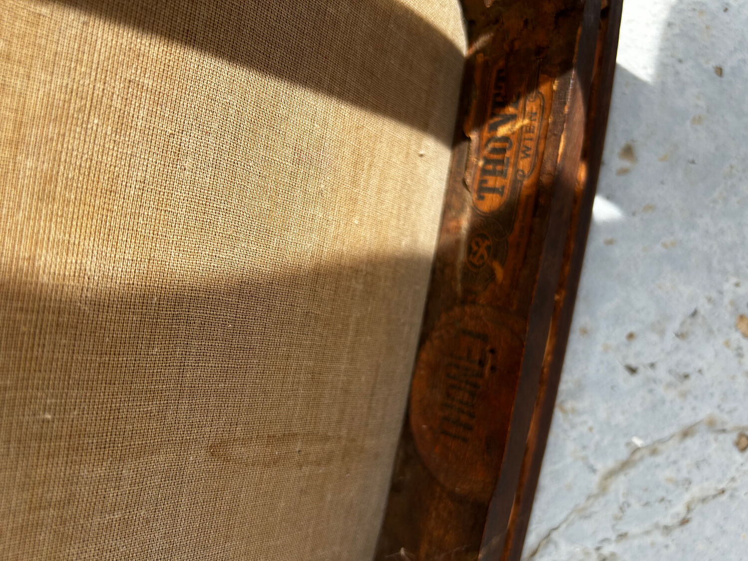 Fauteuil Thonet Wien bistrot en bois cintré, assise velours – circa 19