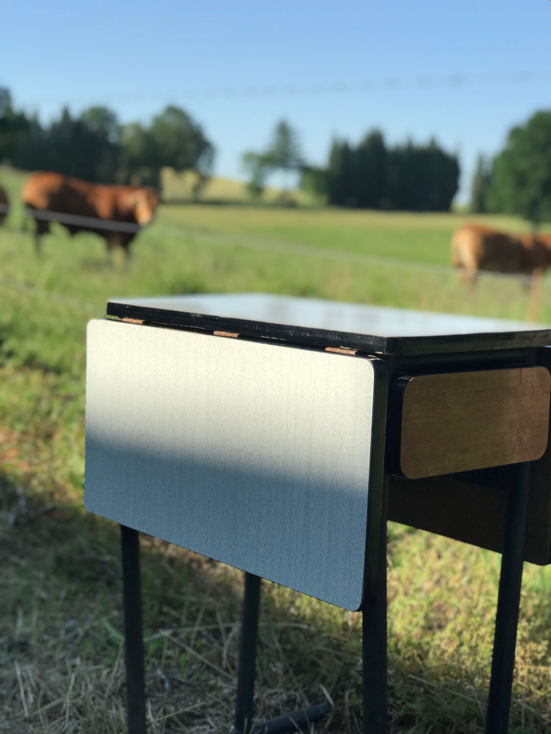 Table formica feet tubes bar