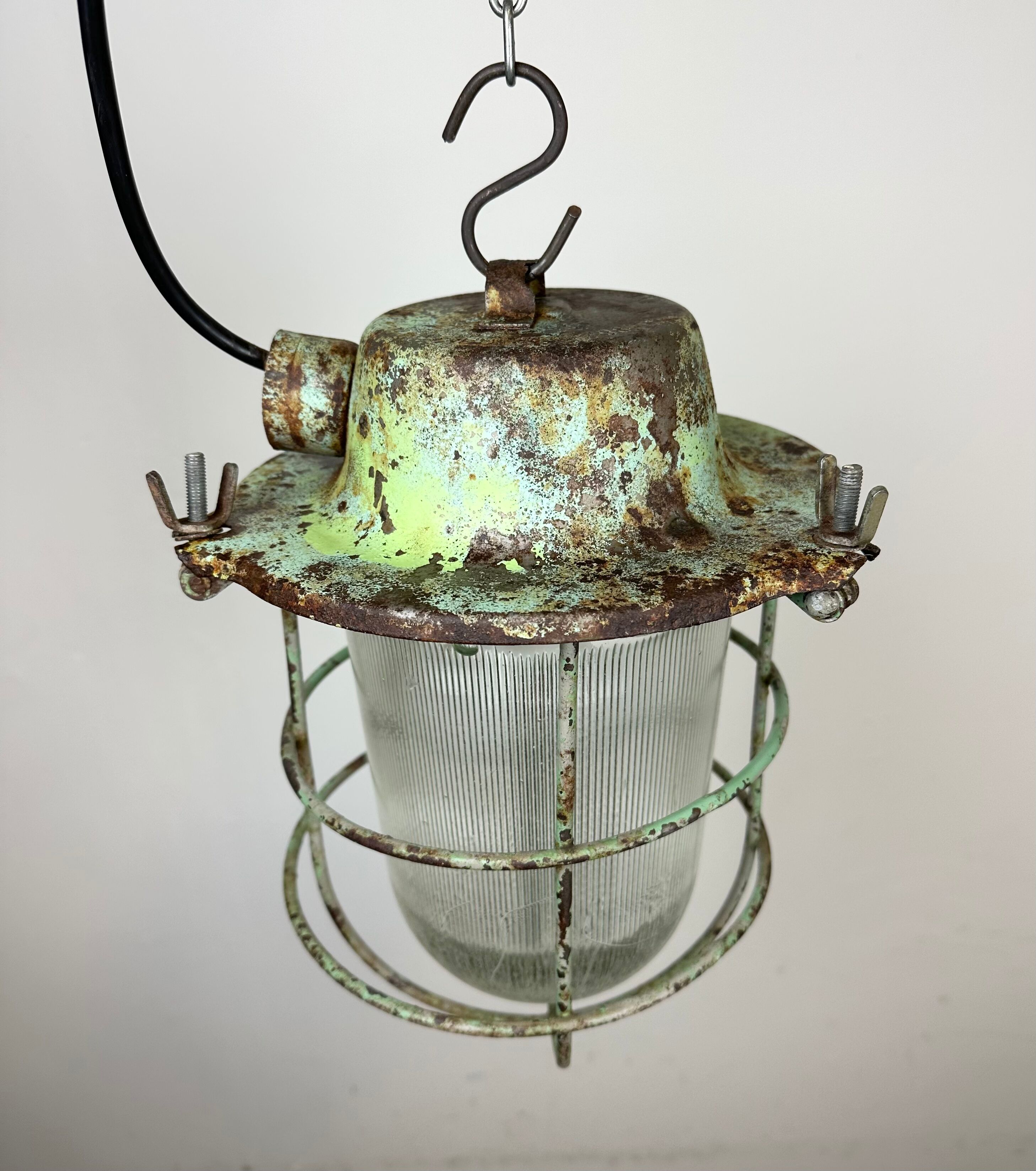 Suspension de bunker industriel soviétique vert avec grille de fer, années 1960