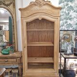 Walnut bonnet in sandblasted rocaille style