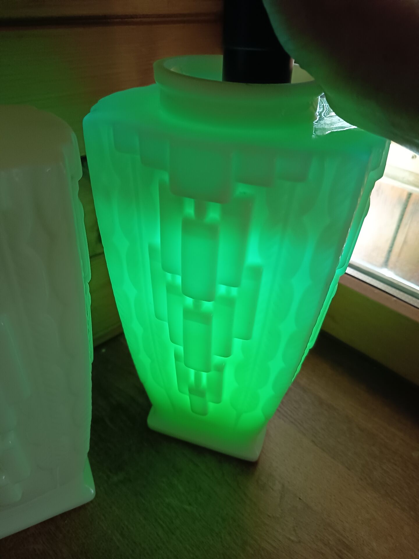 Paire de vases Art Déco en opaline uranifère vers 1930