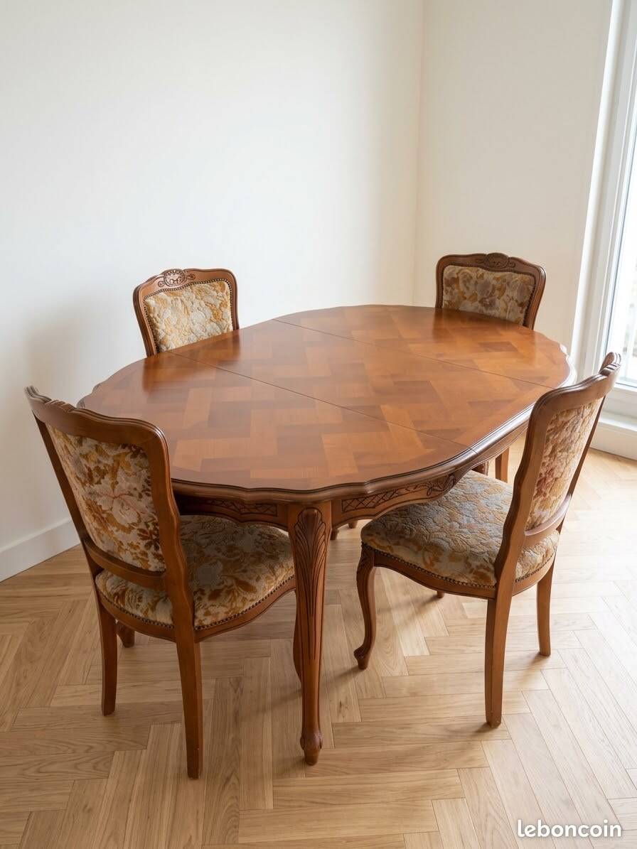 Oval table and 4 chairs in Louis XV style made of wood.