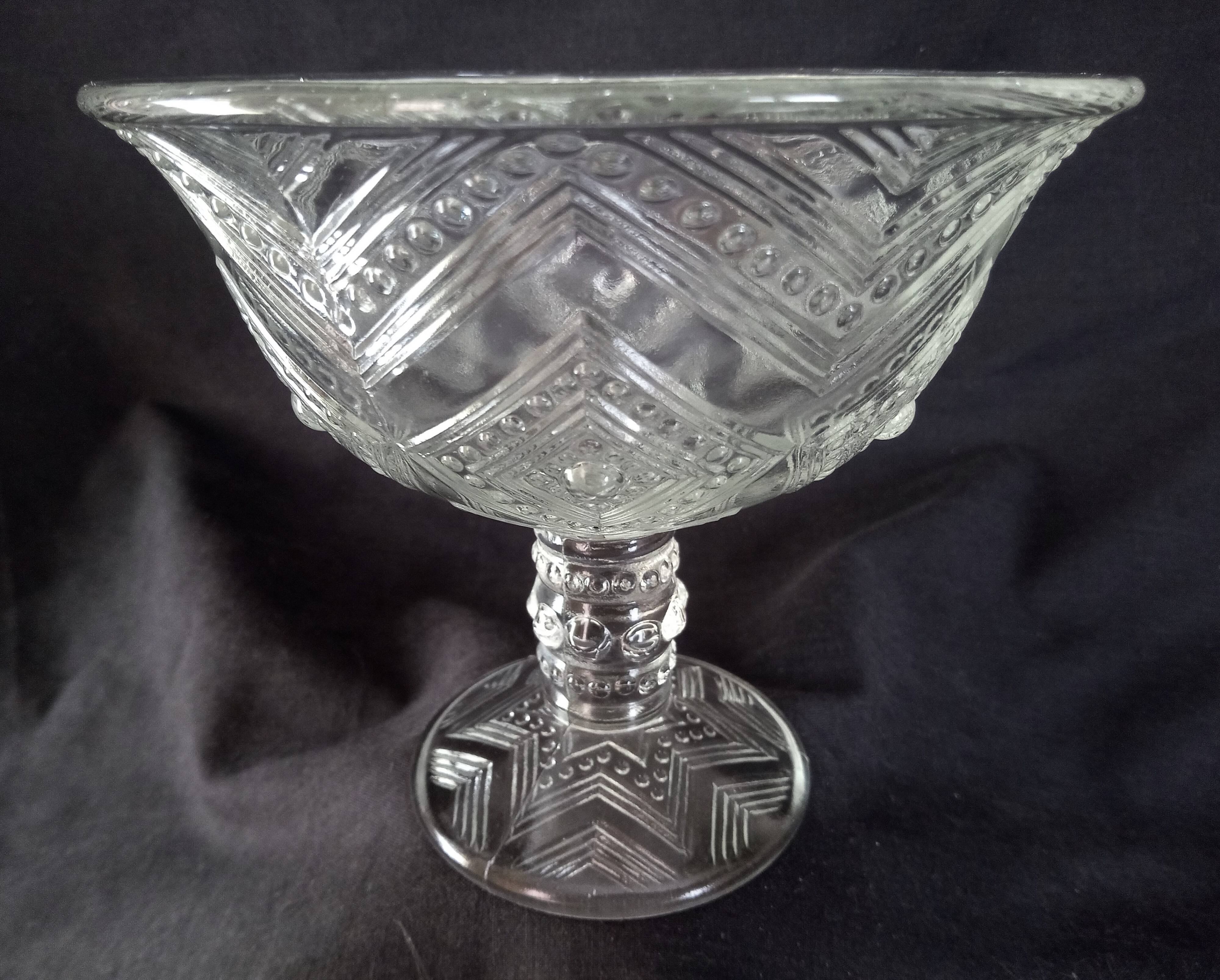 Candy box on foot in cut crystal with Art Deco geometric patterns