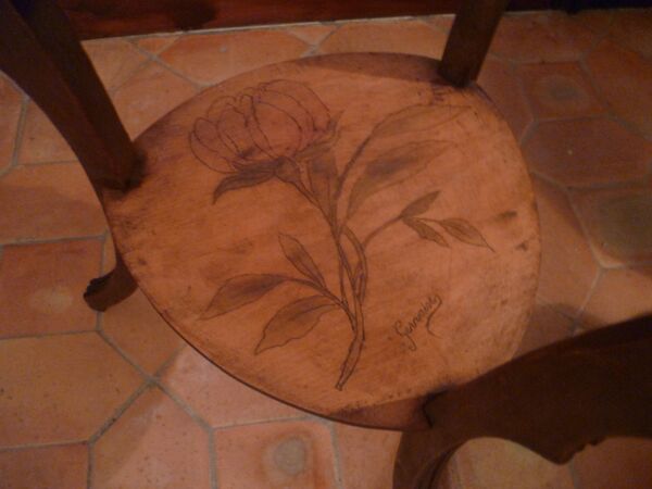 Table gueridon table a the art nouveau en bois decor floral signé gervaise
