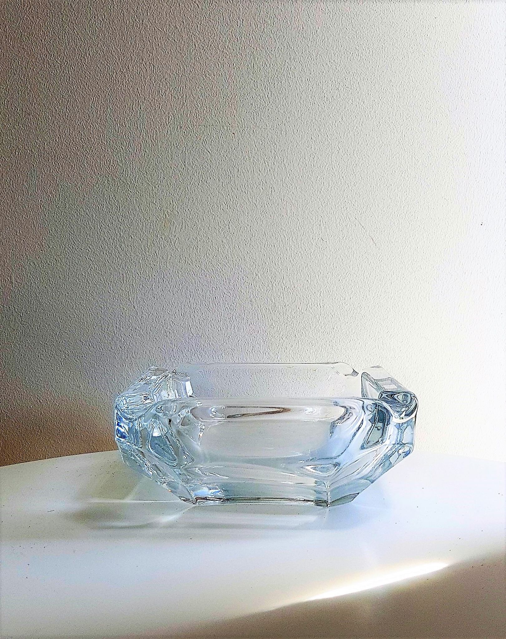 Cendrier en verre de forme carrée