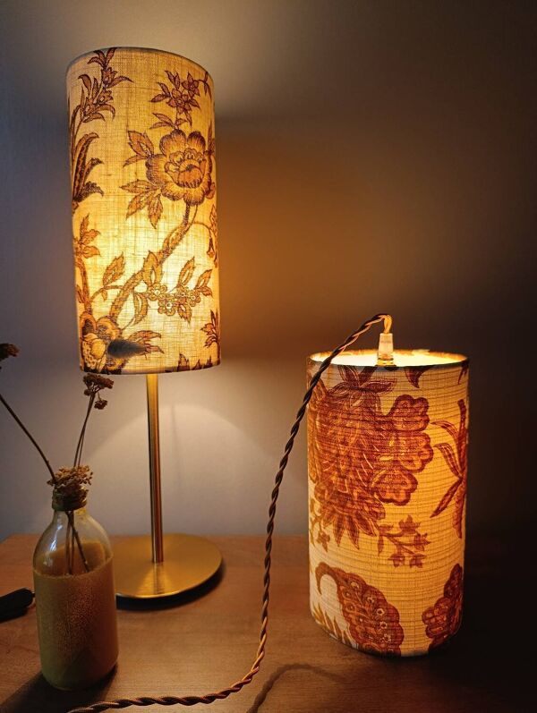 Suspension, baladeuse nomade en tissu floral jaune vintage