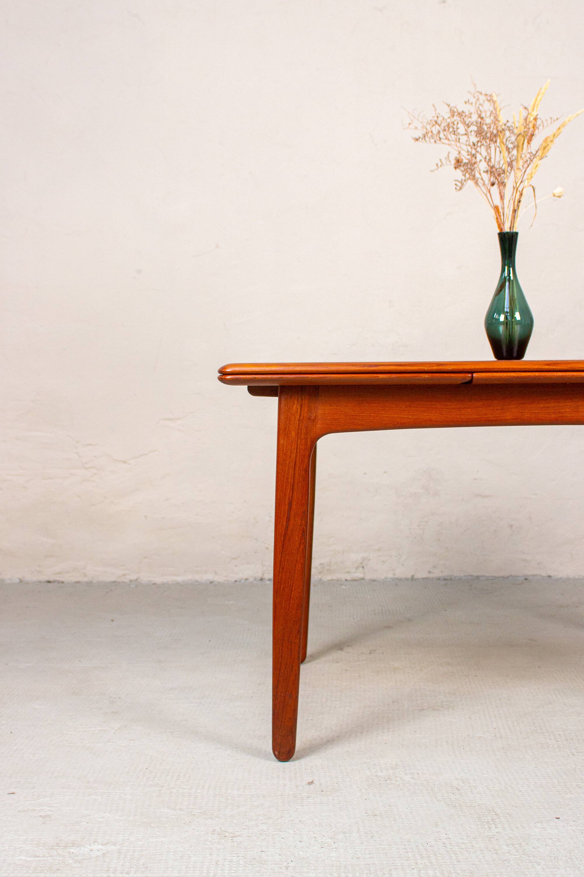 Dining table Svend Aaage Madsen in vintage teak, mid-century Danish from the 1960s.