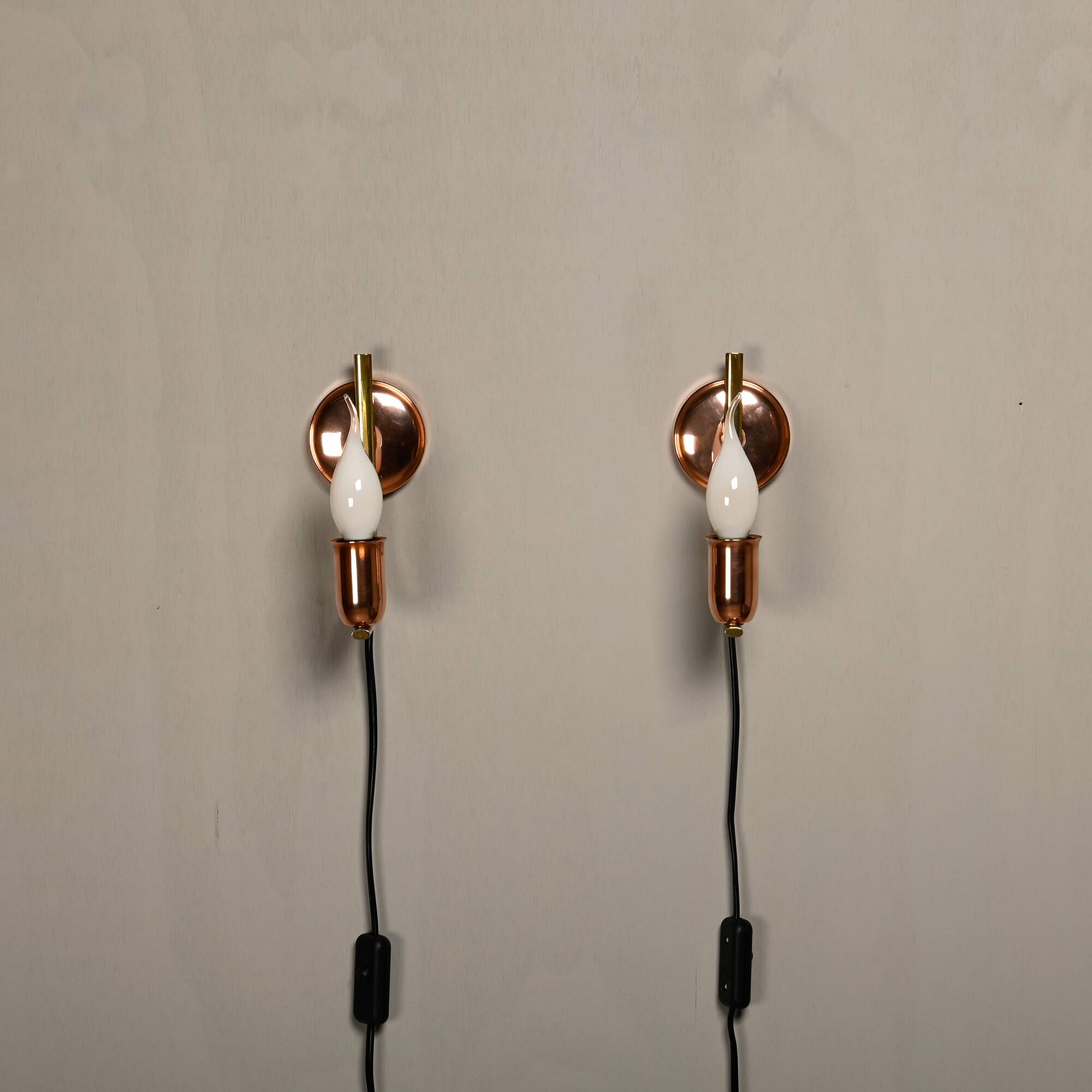 Ensemble d'appliques murales vintage danoises modernes en laiton et cuivre, années 1950