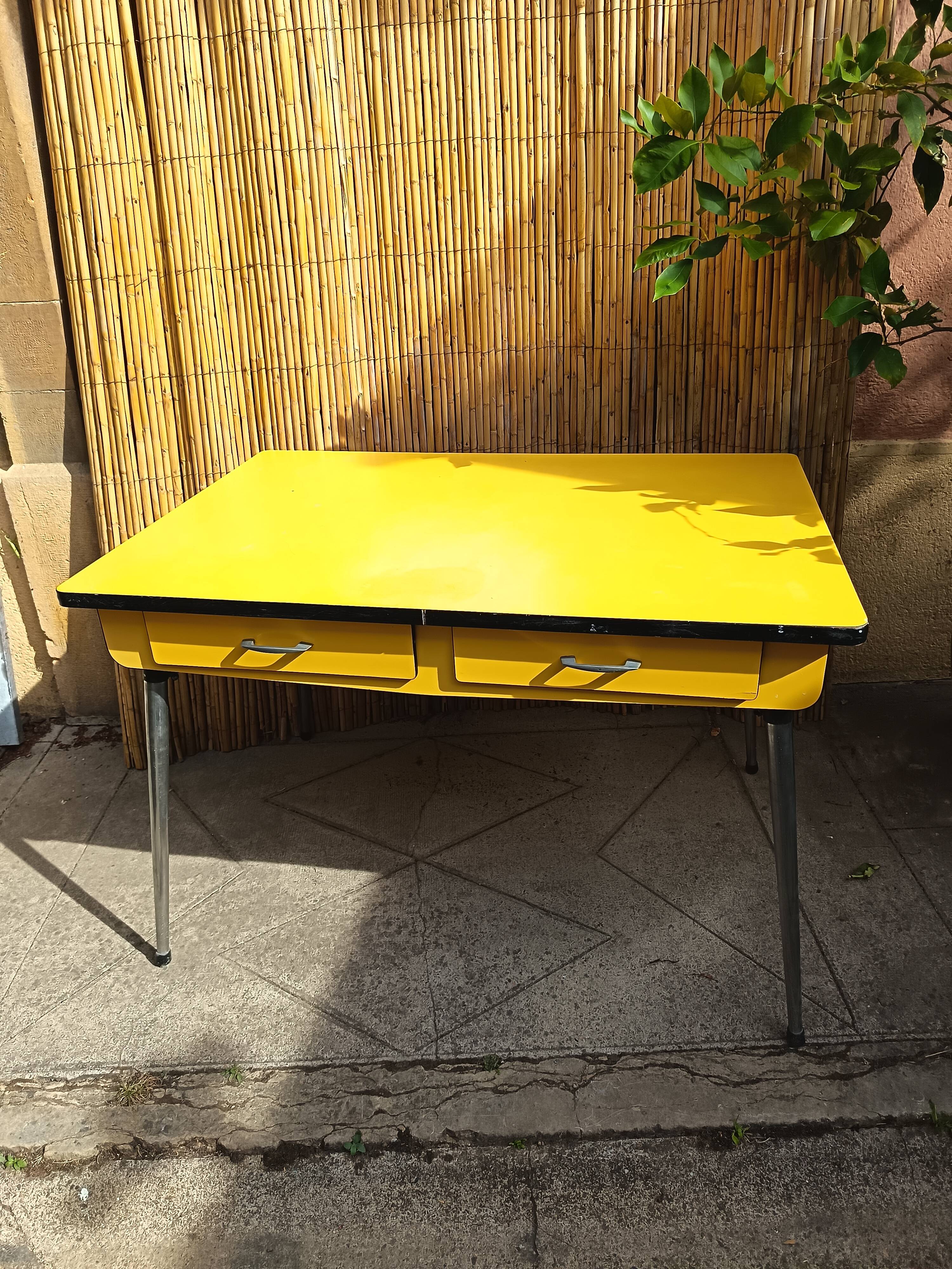 Table en formica jaune vif années 70
