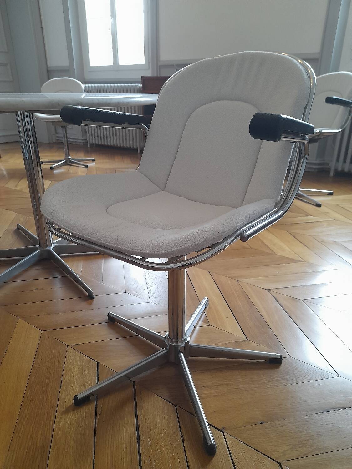 Arne Jacobsen A 825 dining table and 4 vintage chairs