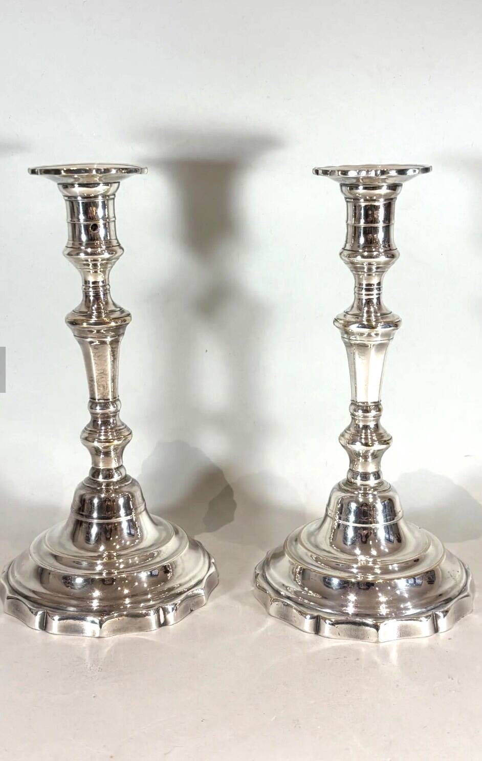 Paire de bougeoirs en métal argenté