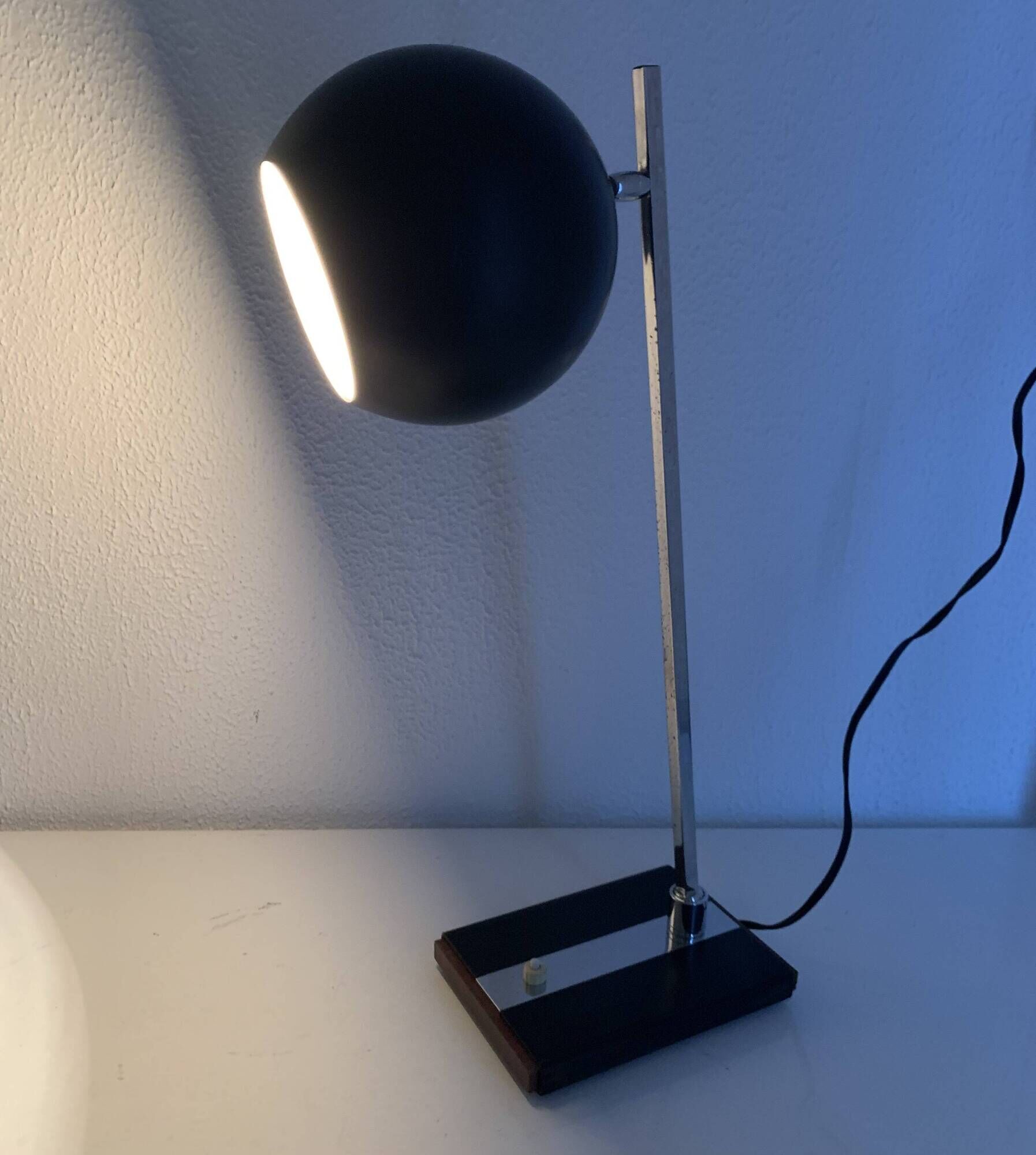 Large vintage 1960s black and wood eyeball design desk lamp - 50 cm