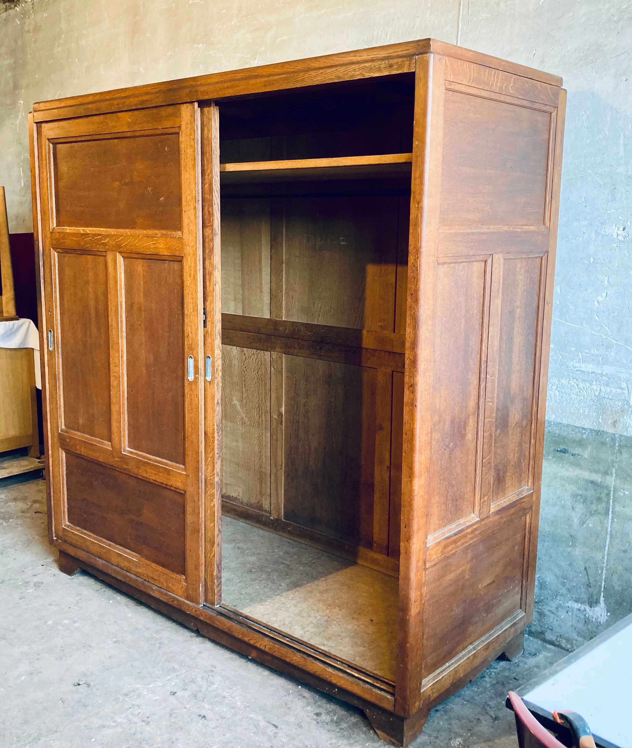 Penderie moderniste