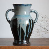 Blue vase with coves