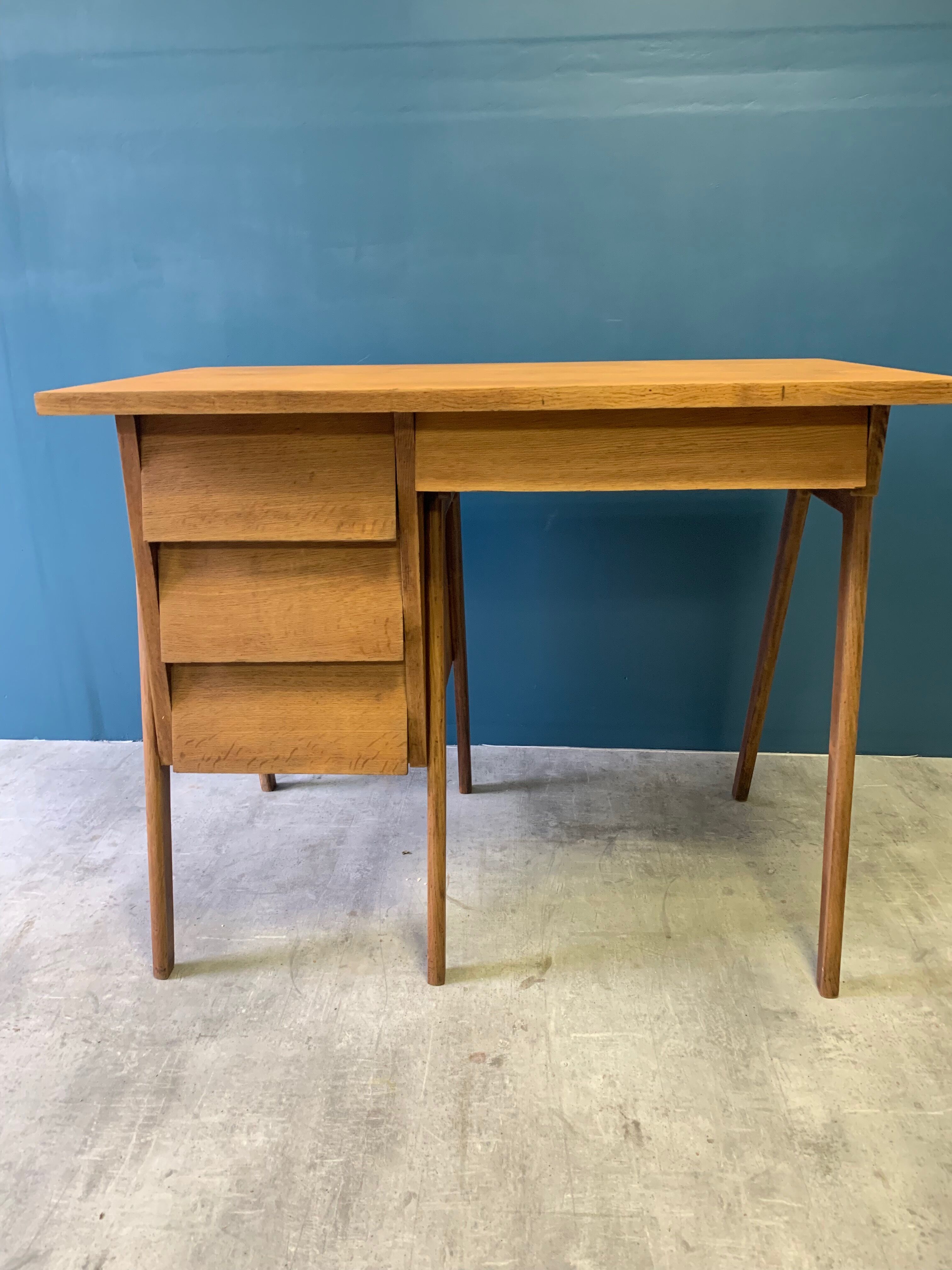 Desk 4 drawers with vintage fins