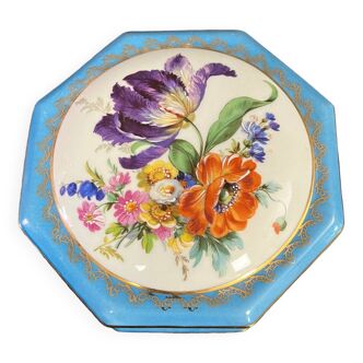 Bonbonnière en céramique blanche et bleue à décors de fleurs