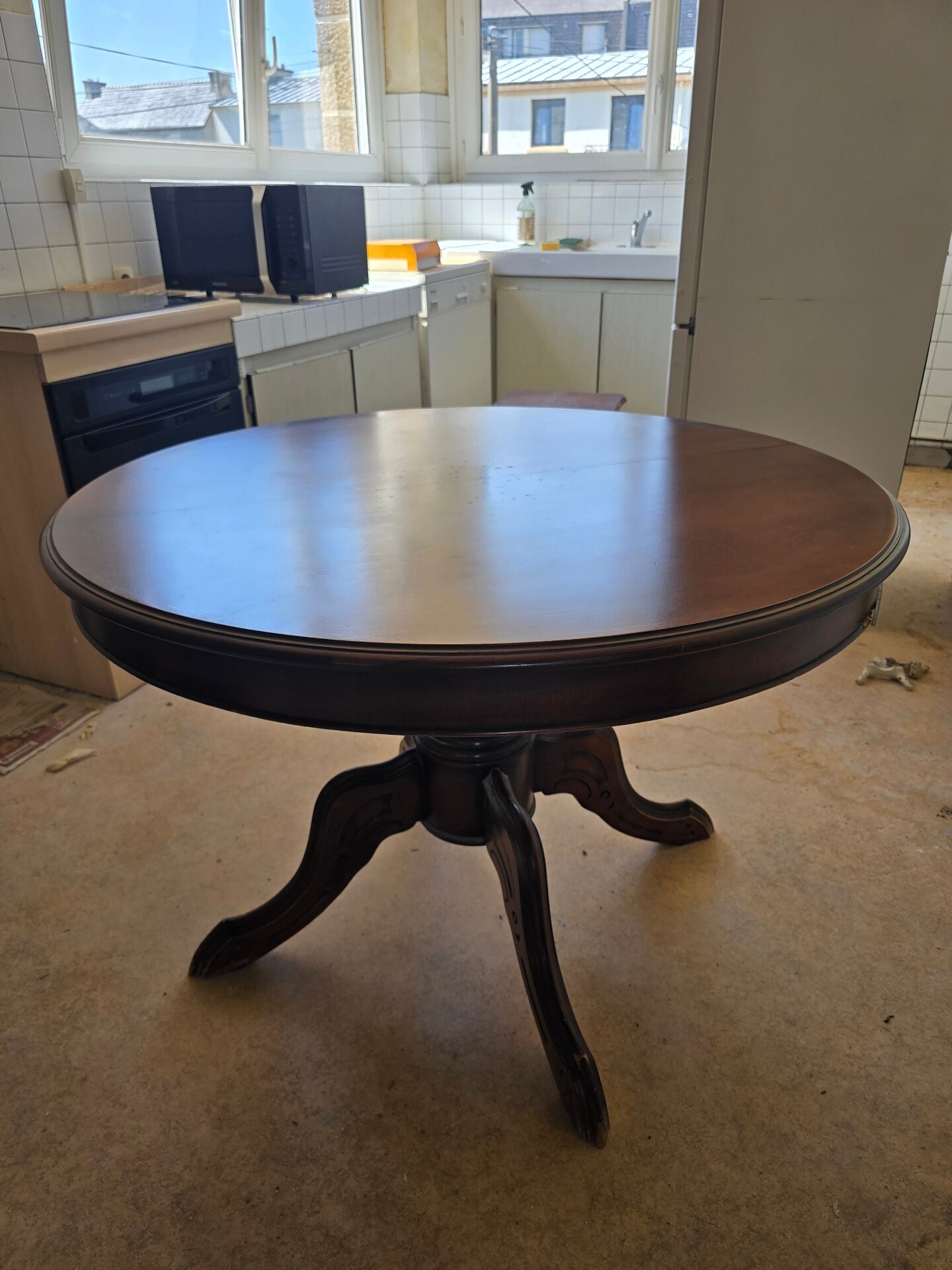 Table ronde ancienne à pied central – Ø 110cm