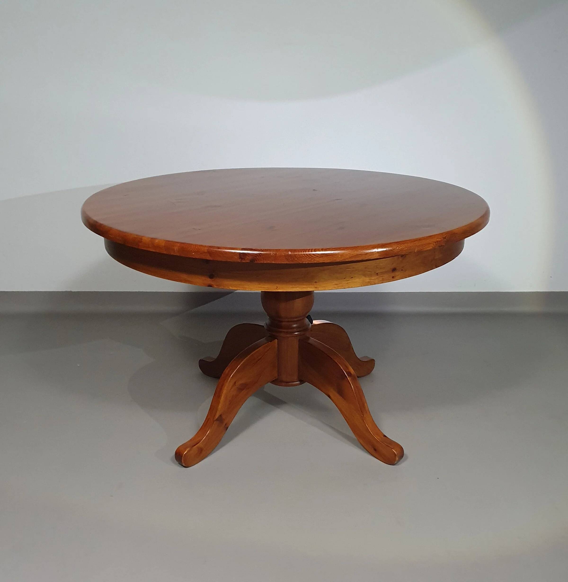 70s pine wood dining table / wood column leg table in 4-leg design with round top