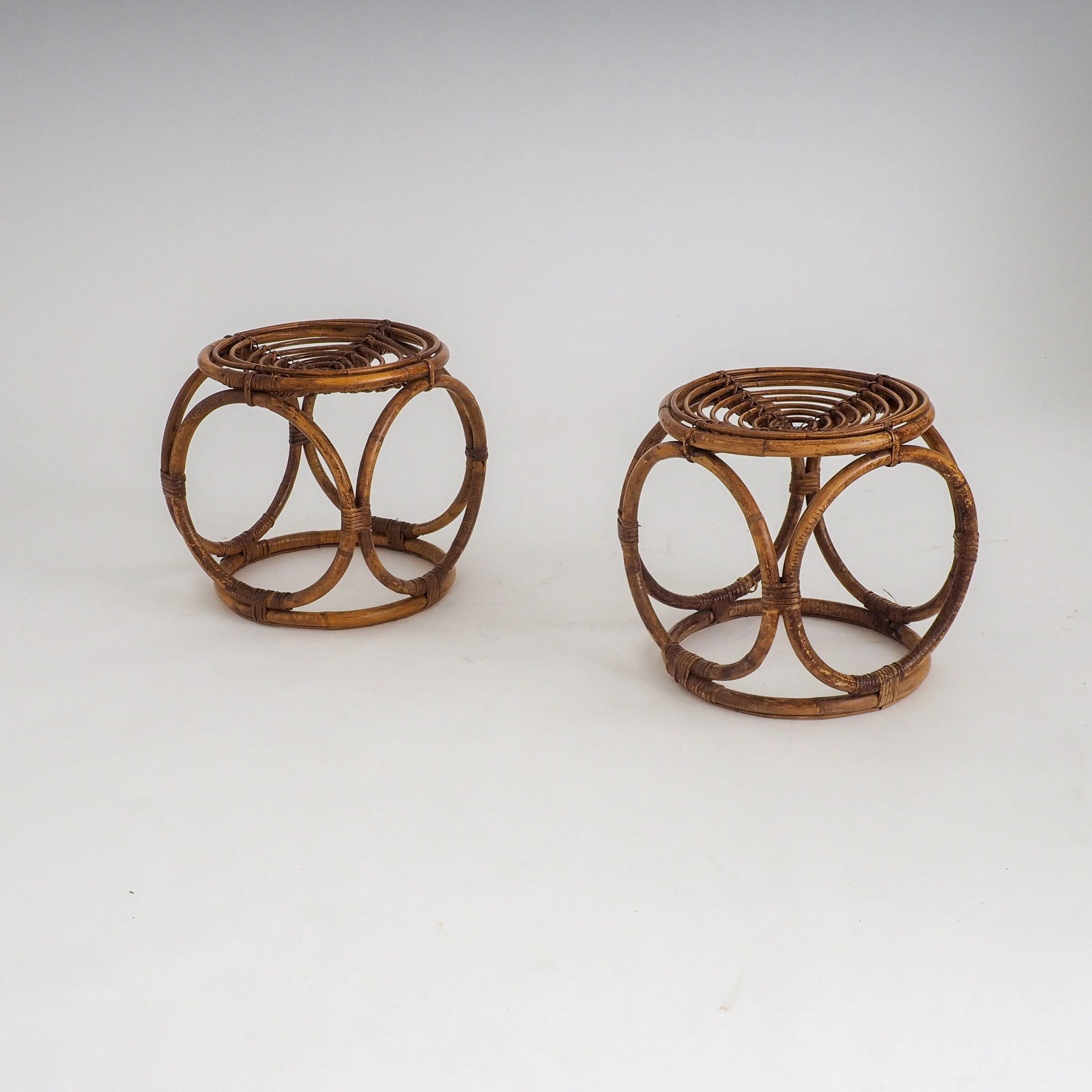 Paire de tabourets en rotin faits à la main vintage / tables d'appoint