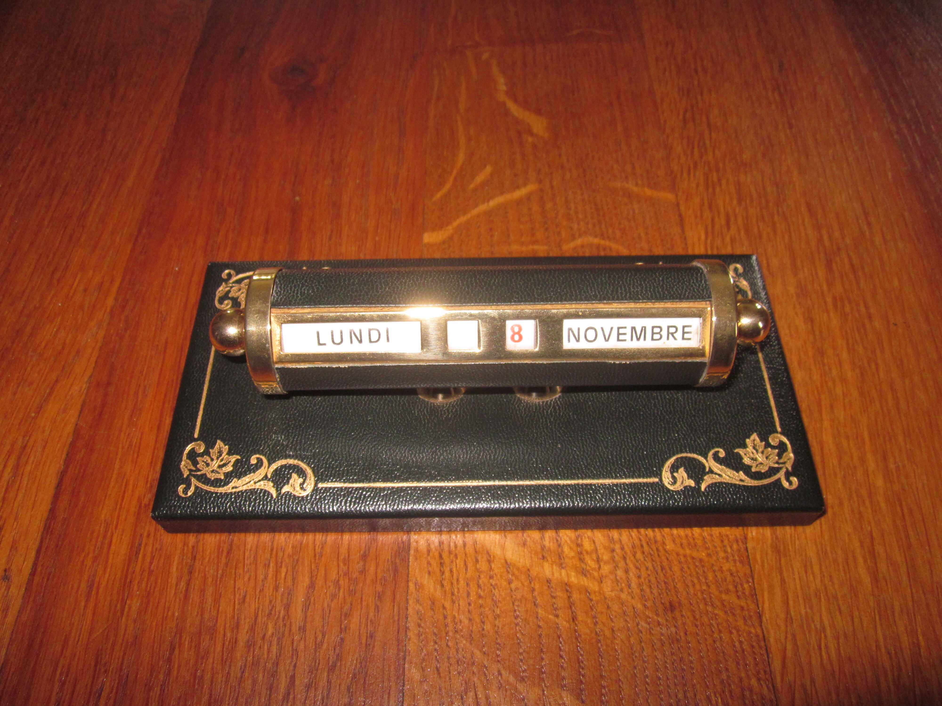 Perpetual desk calendar in green leather The Tanner