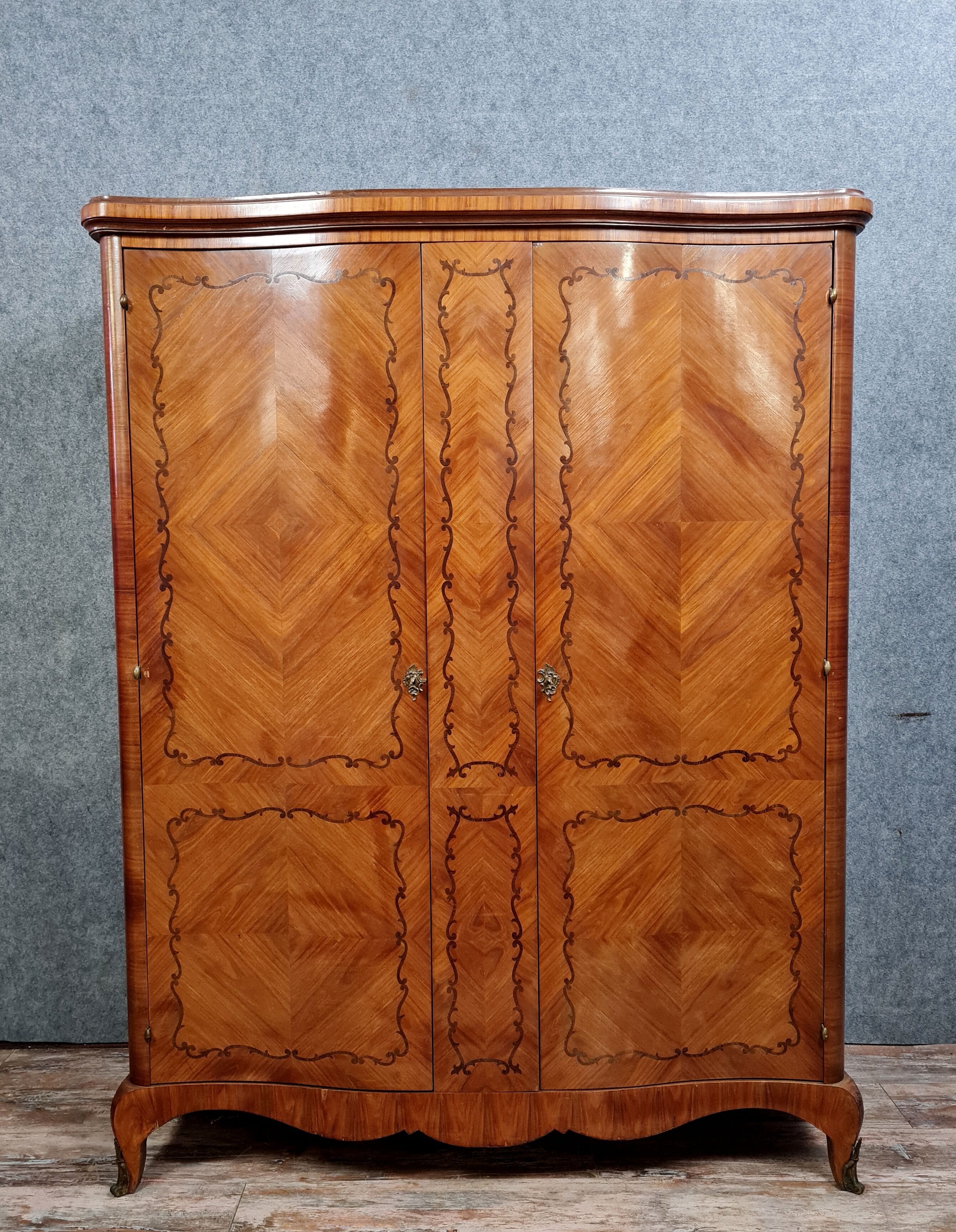 Louis XV cabinet curved in precious wood marquetry around 1900-1930