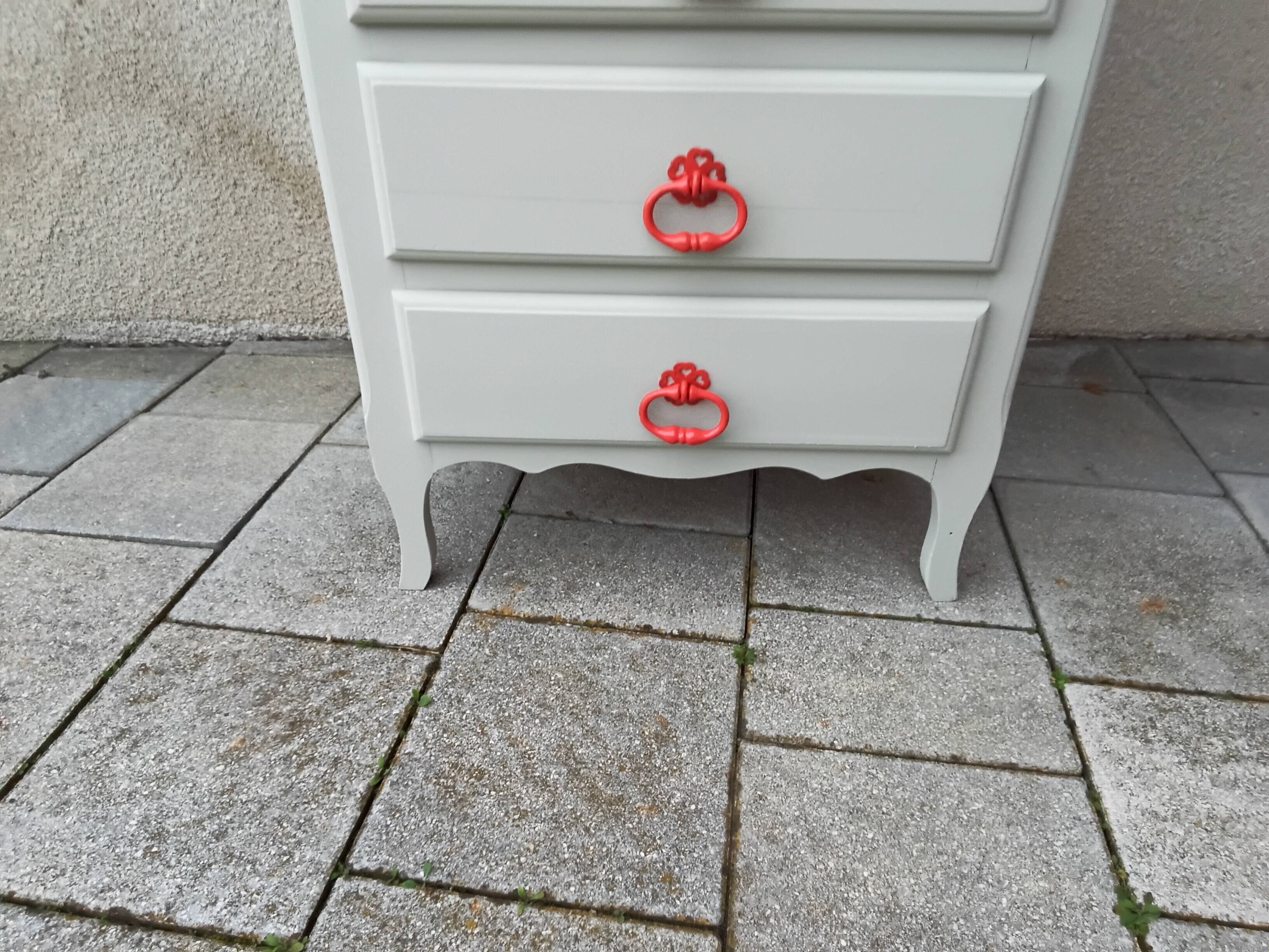 Antique chest of drawers