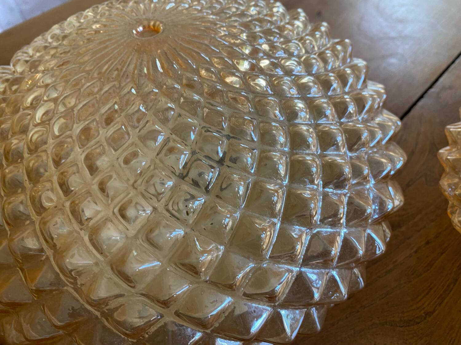 Lot de trois plafonniers en verre art déco