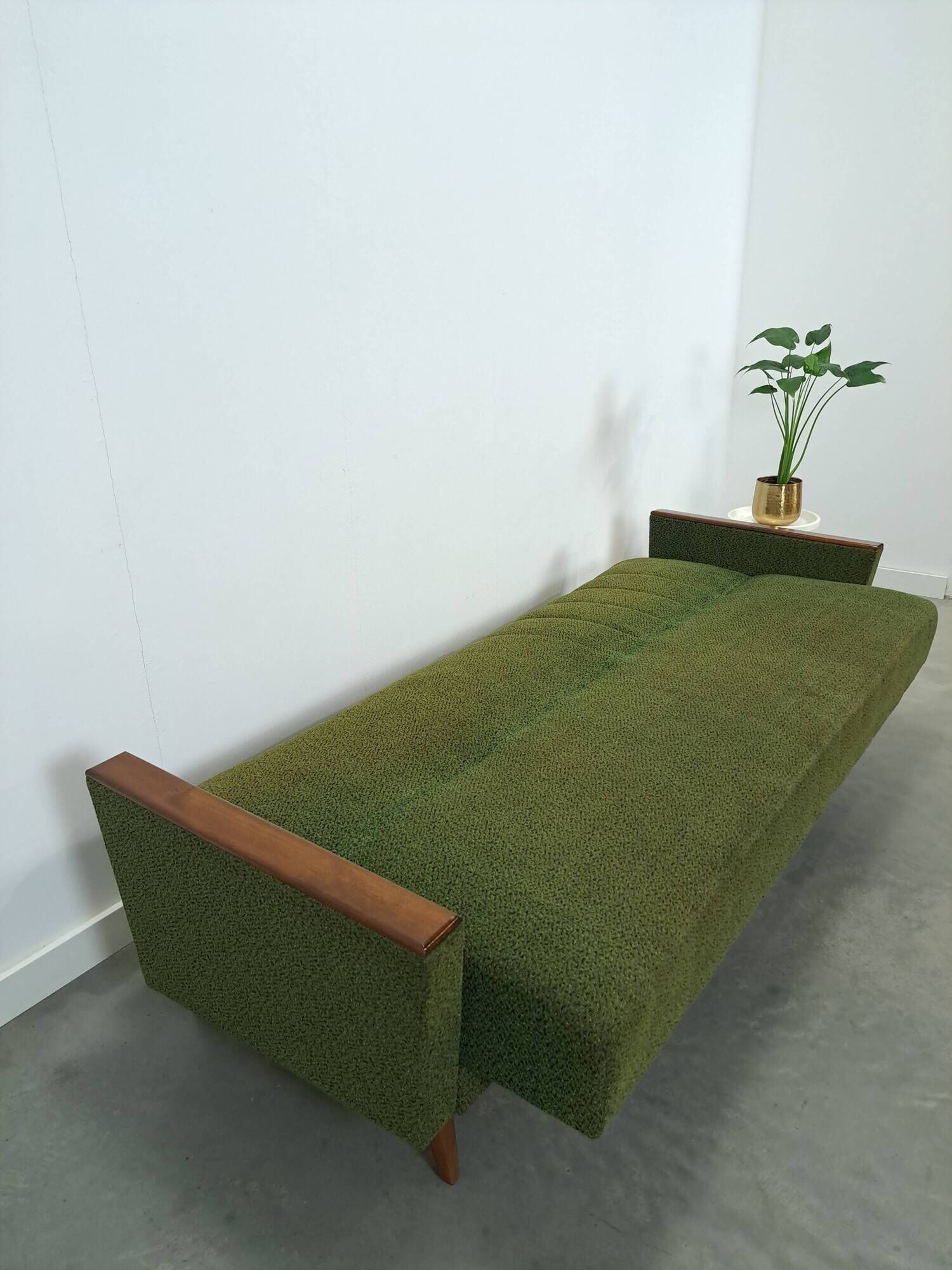Slaapbank met groene stof en teakhout
